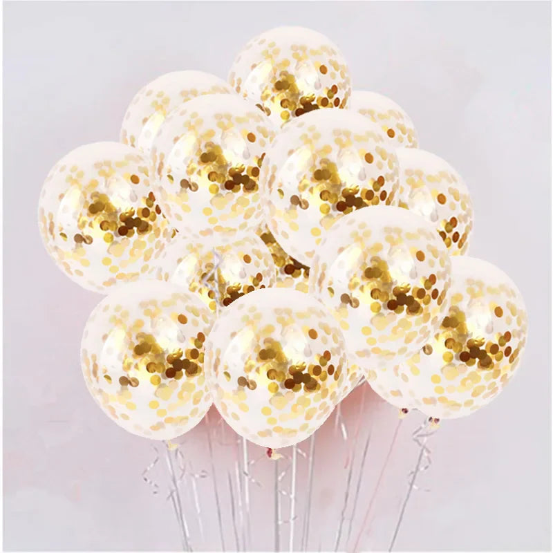 Décoration de fête avec ballons et confettis en forme d'étoile dorée