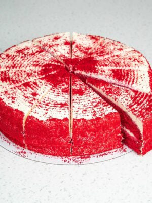 Gâteau rond en velours rouge pour toutes les célébrations