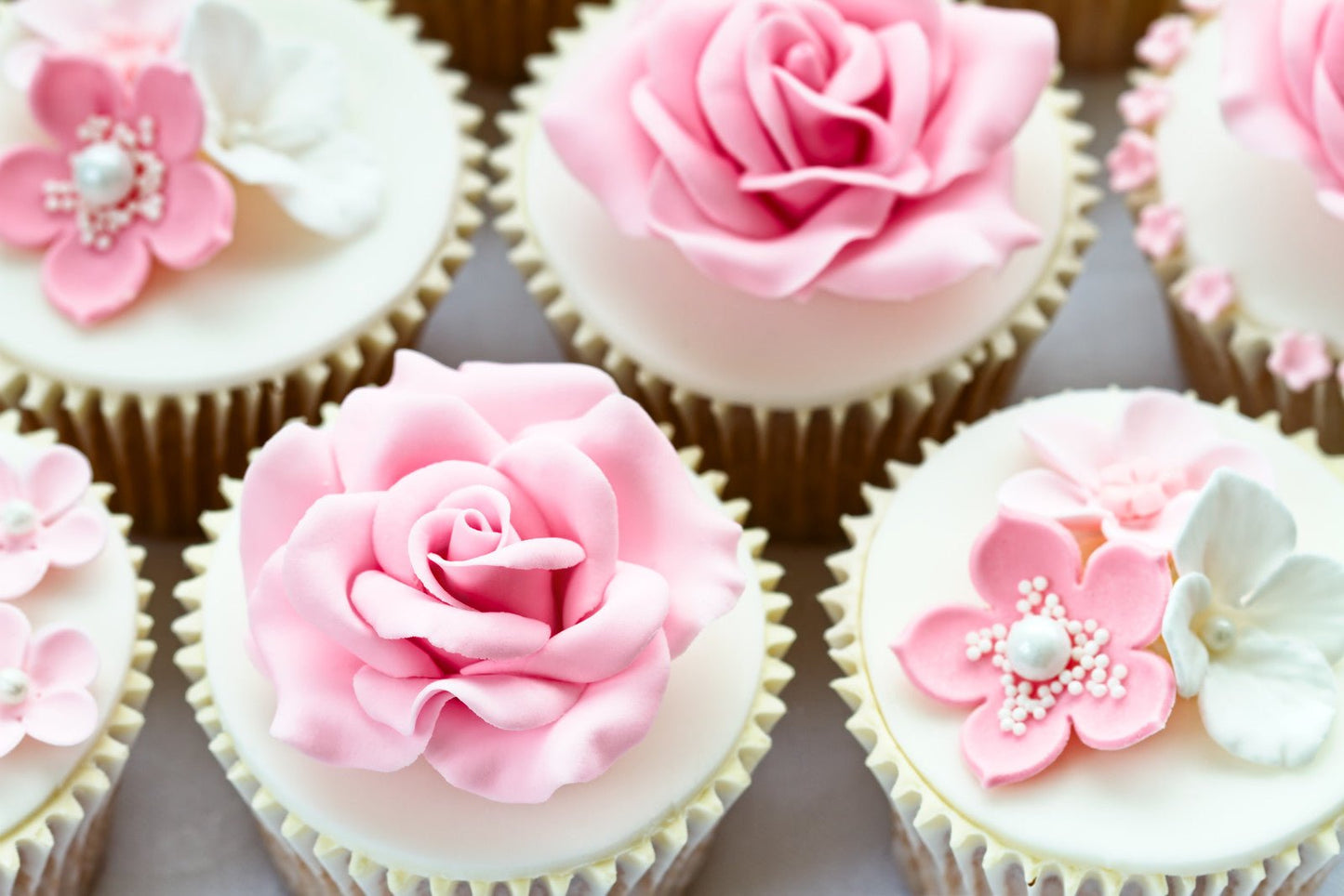 Wedding Cupcakes with Flowers and Roses - Cake Pops Parties