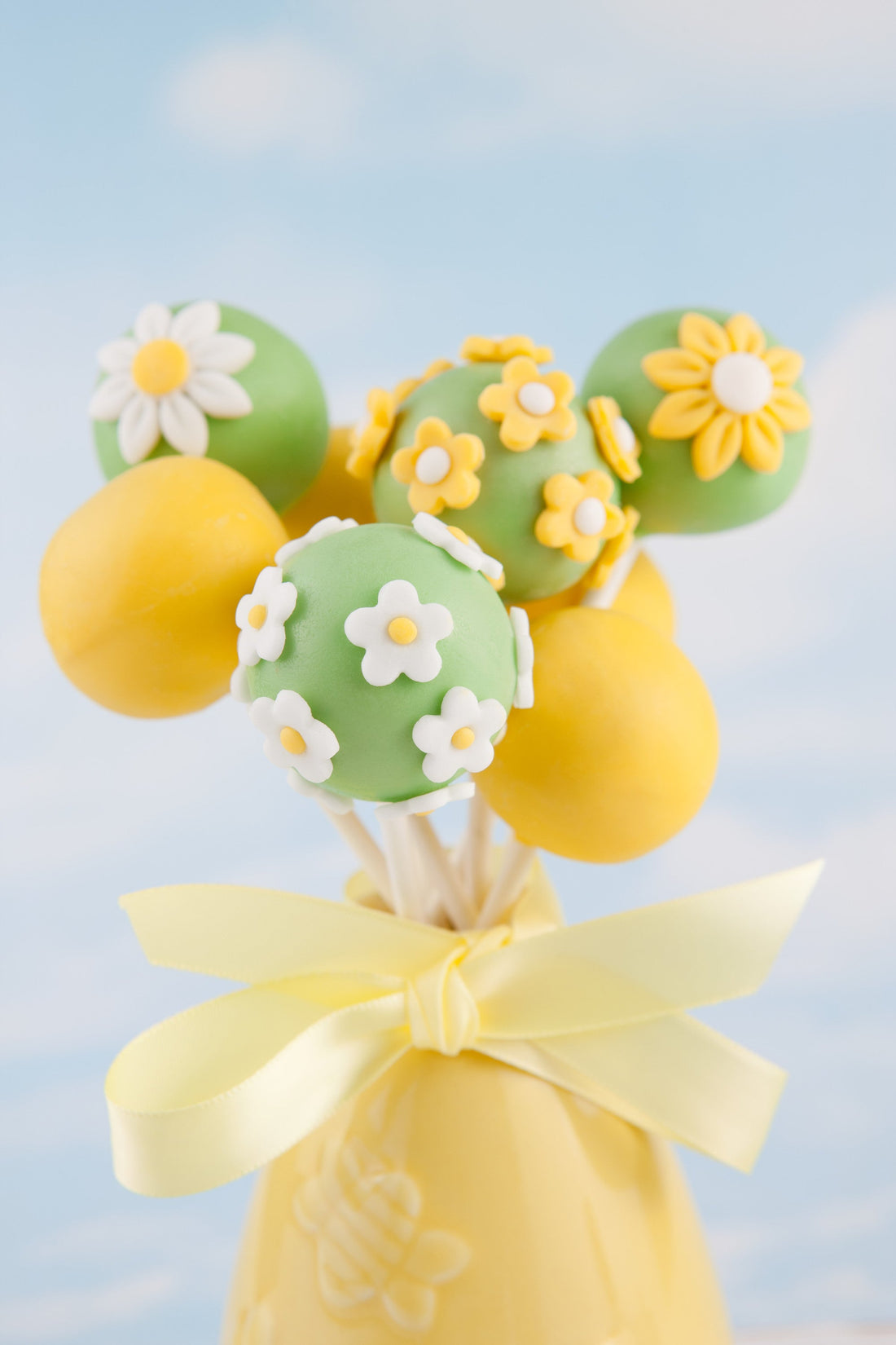 Lemon and Elderflower Royal Wedding Cake Pops - Cake Pops Parties
