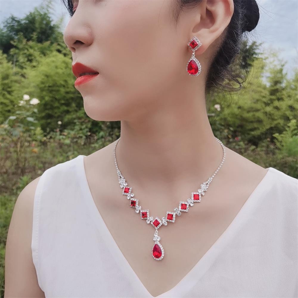 Ensemble collier et boucles d'oreilles vintage en strass