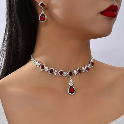 Ensemble collier et boucles d'oreilles vintage en strass