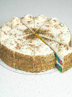 Runder Regenbogenkuchen