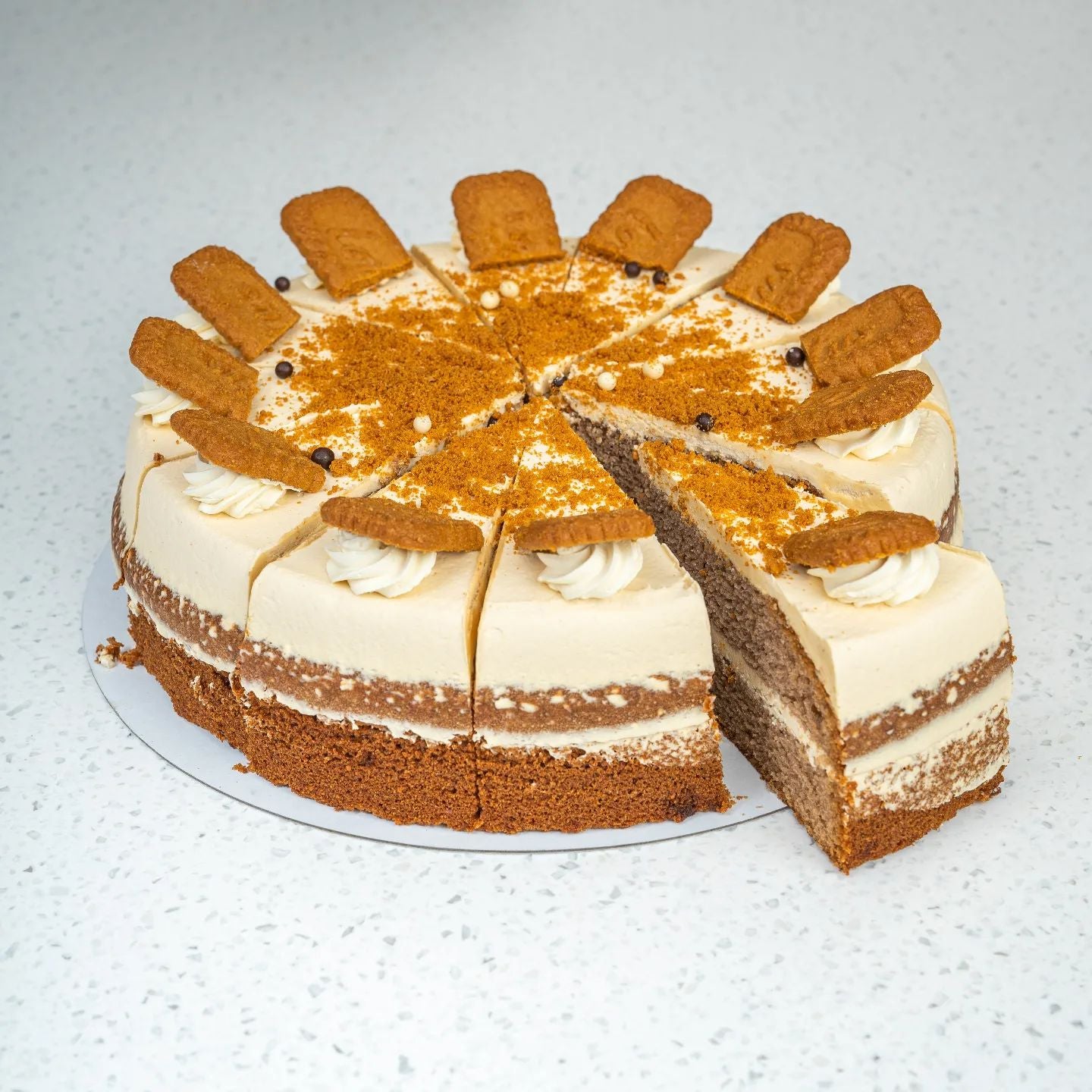 Round-shaped Creamy Lotus Cake