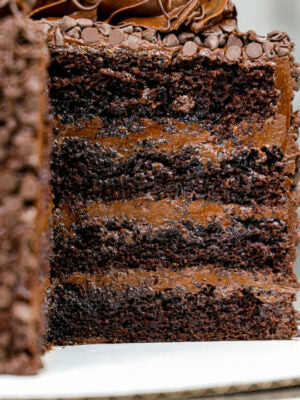 Fudge-Kuchen mit vier runden Schichten