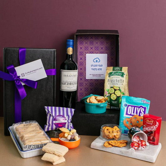 Offrez-vous un luxe personnalisé : panier PicBox avec vin rouge et snacks