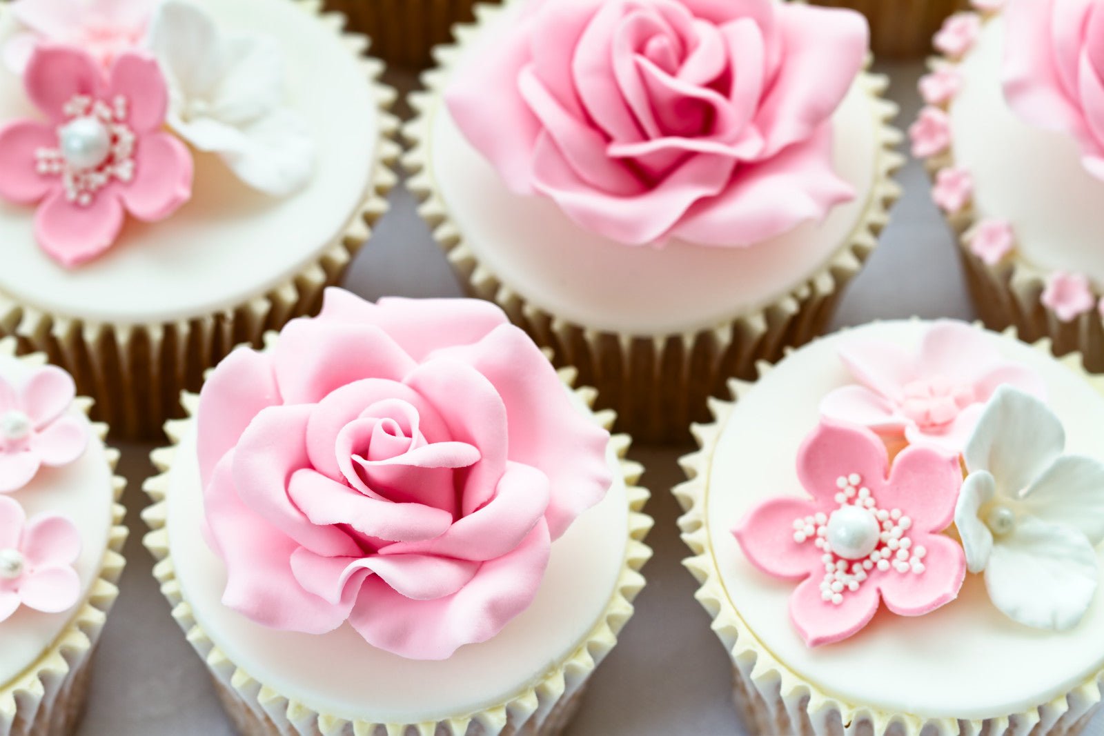 Wedding Cupcakes with Flowers and Roses - Cake Pops Parties